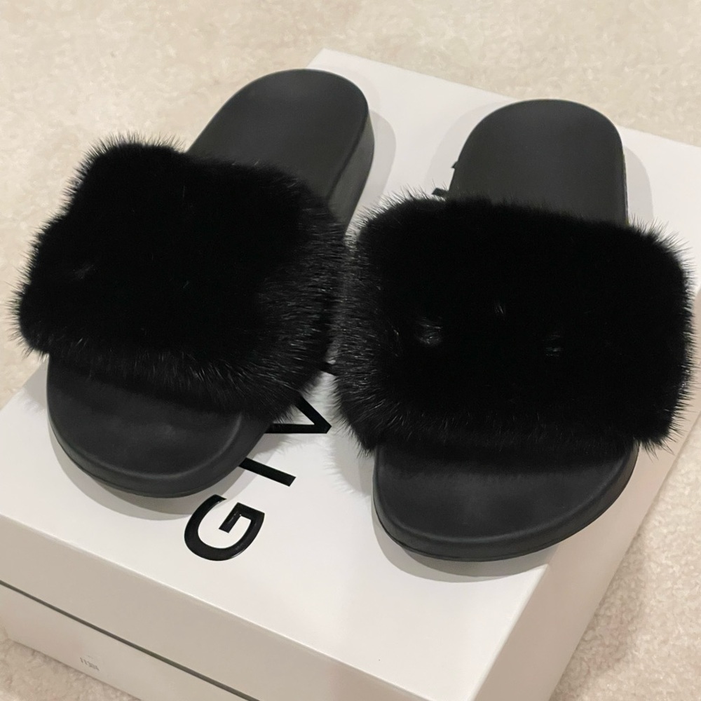 Givenchy  fur slippers 💥
